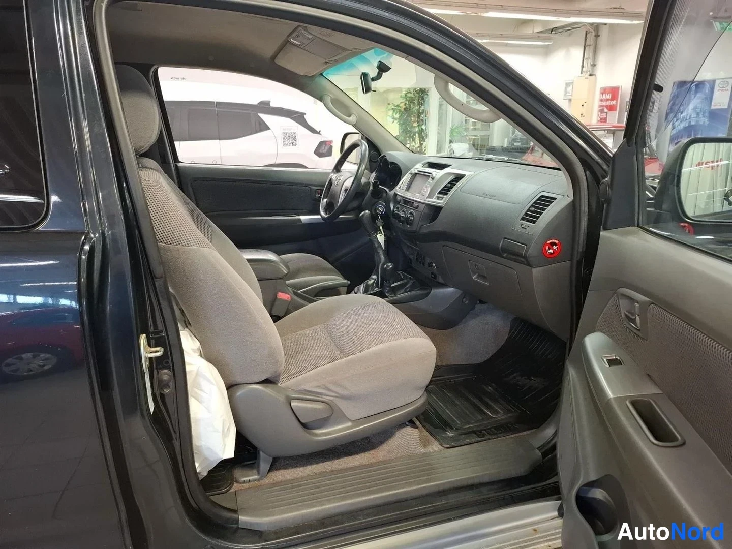Harmaa Toyota Hilux 2012, kuva 14