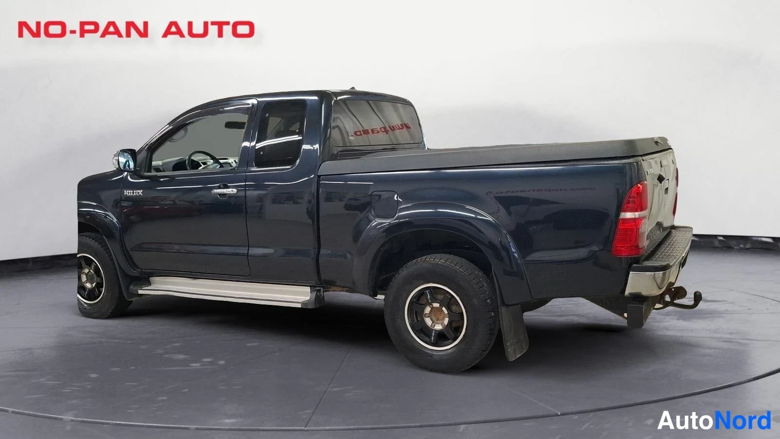 Harmaa Toyota Hilux 2012, takaviisto, kuva 6