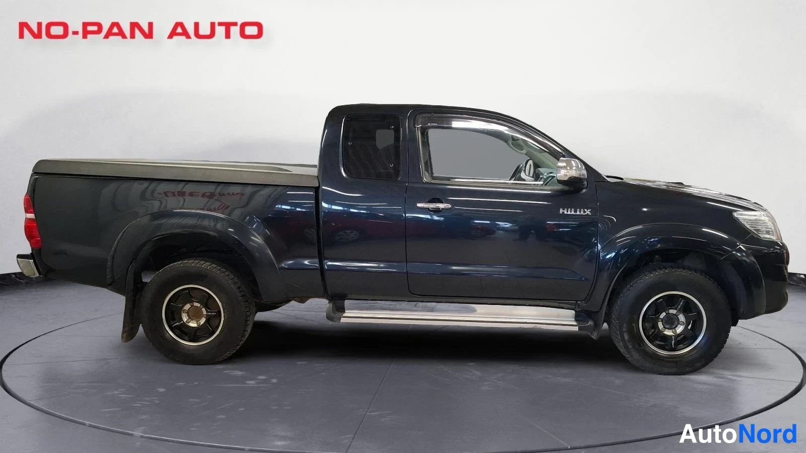 Harmaa Toyota Hilux 2012, etuviisto, keula oikealle, kuva 2