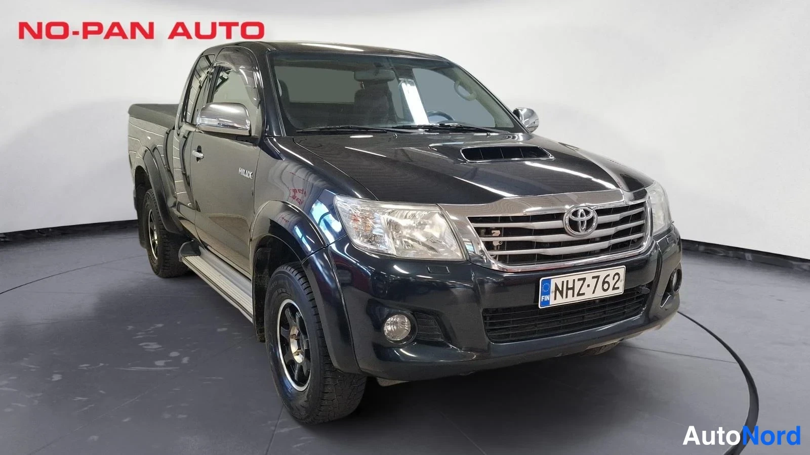 Harmaa Toyota Hilux 2012, etuviisto, keula oikealle, kuva 3
