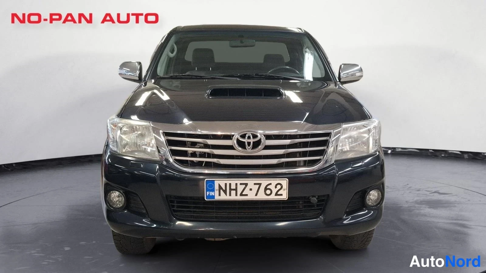 Harmaa Toyota Hilux 2012, edestä, kuva 4
