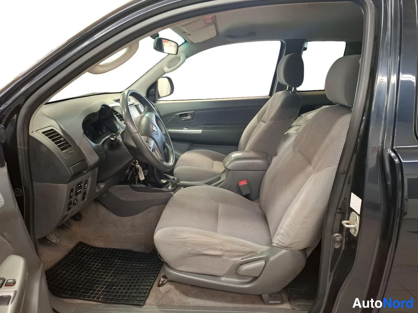 Harmaa Toyota Hilux 2012, kuva 9