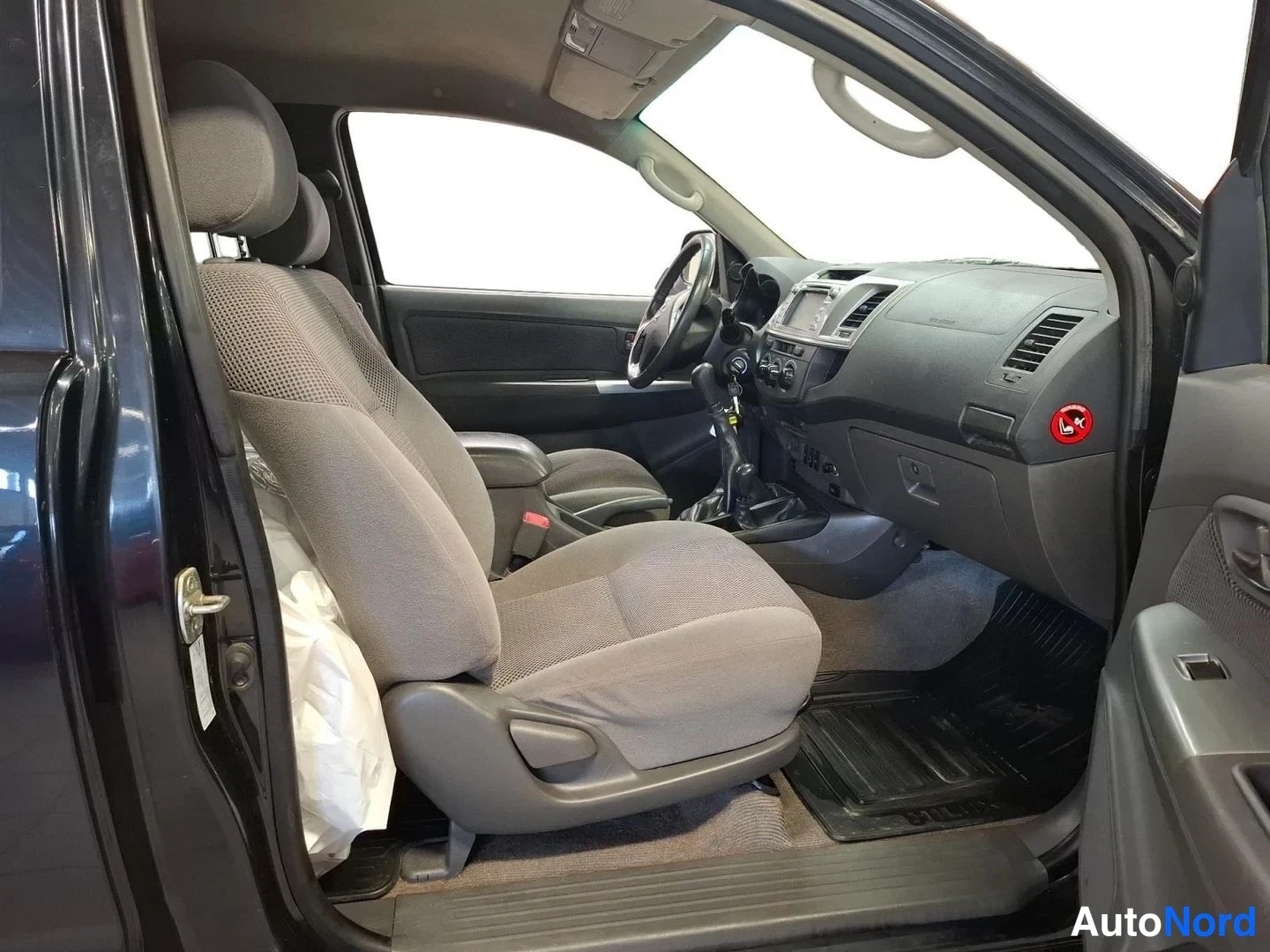 Harmaa Toyota Hilux 2012, kuva 10