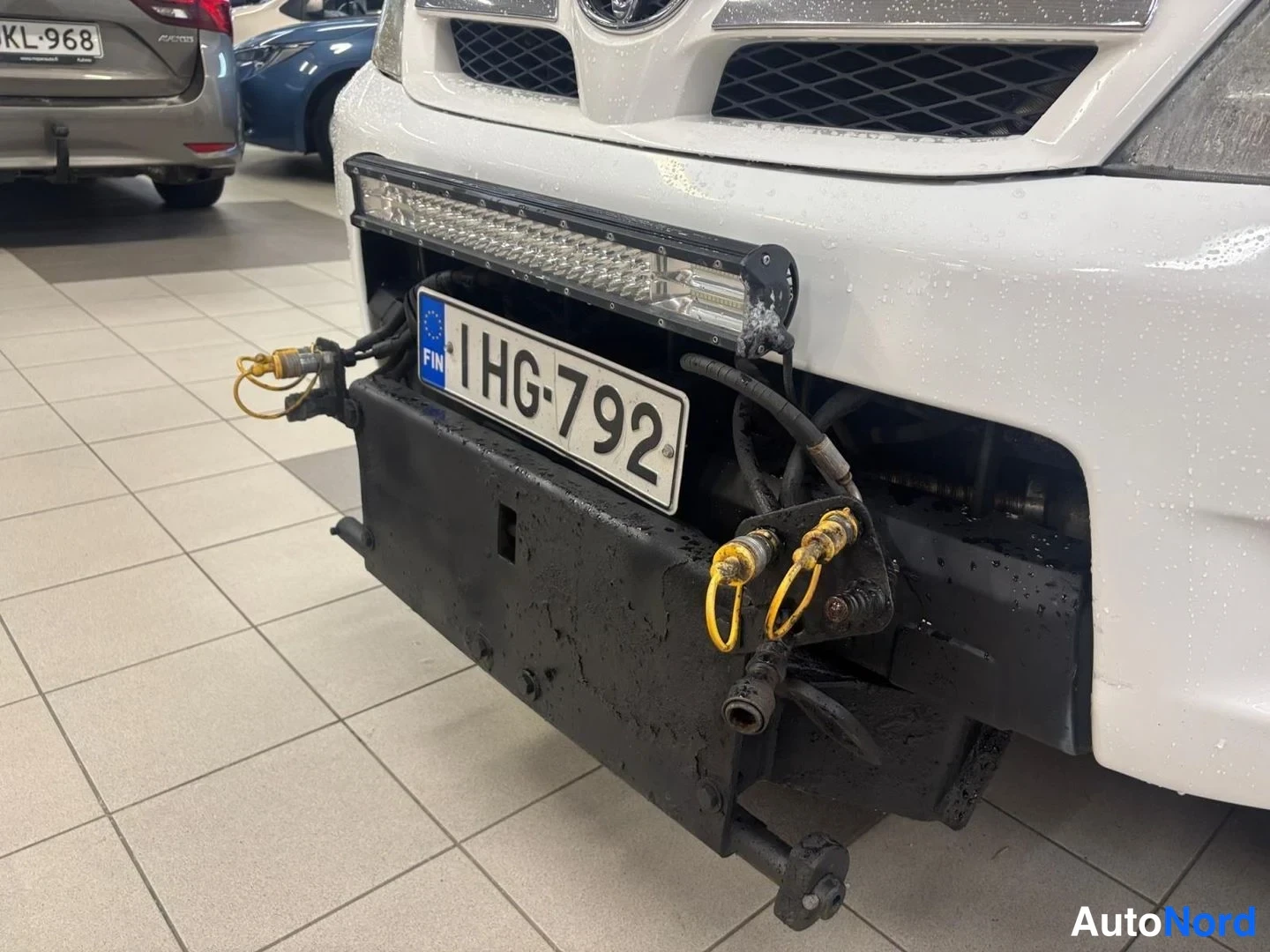 Valkoinen Toyota Hilux 2007, edestä, kuva 5