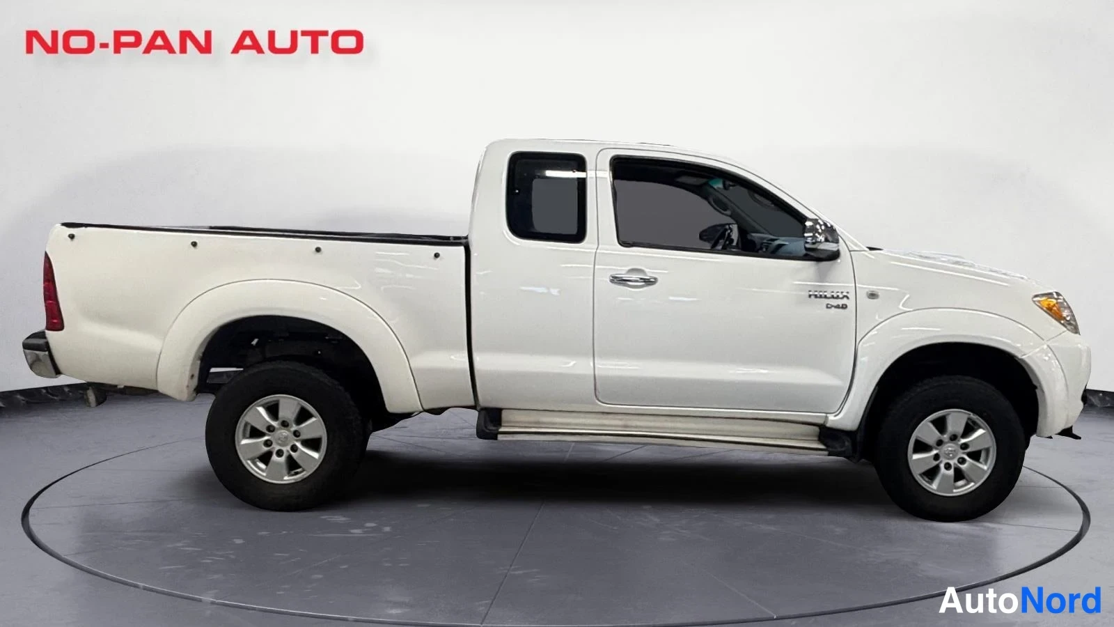 Valkoinen Toyota Hilux 2007, etuviisto, keula oikealle, kuva 3