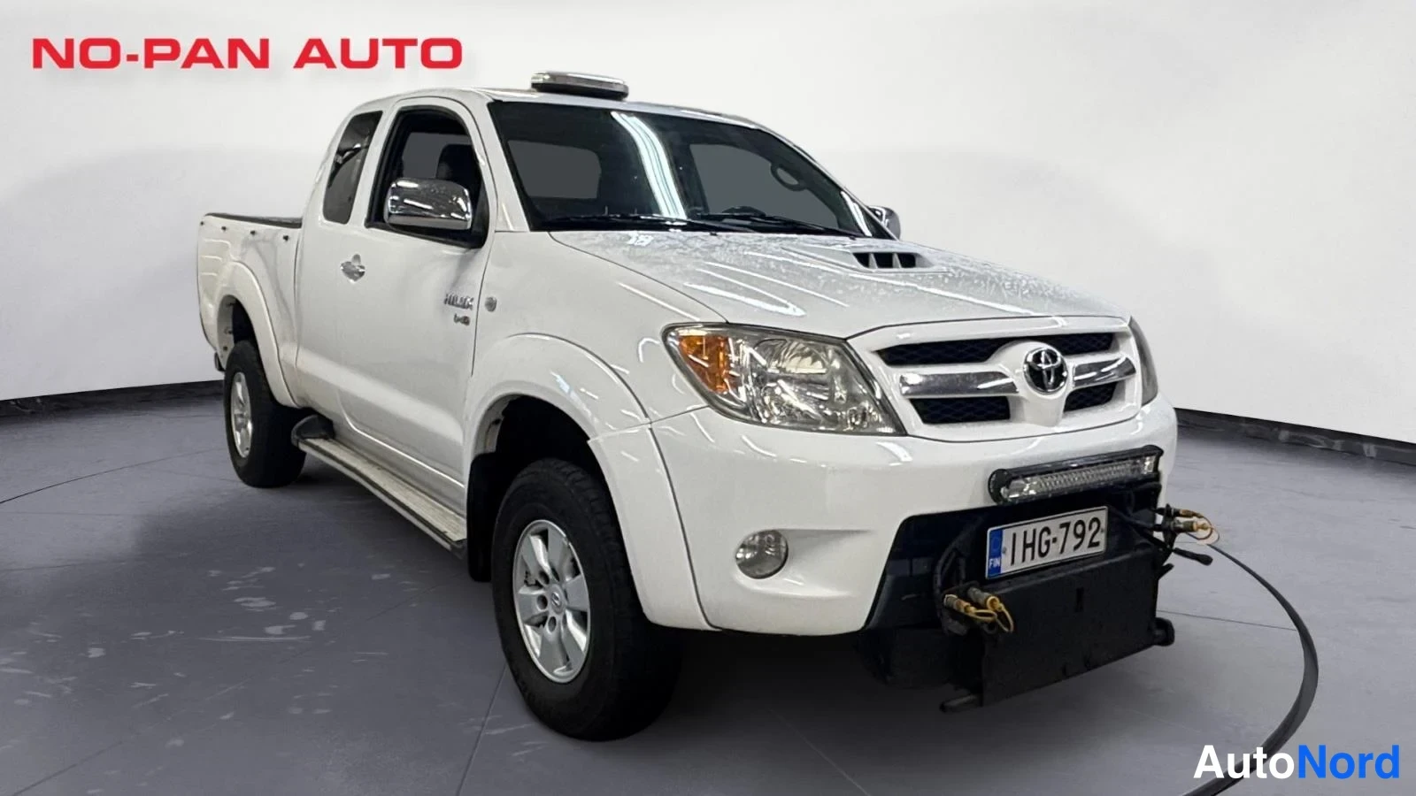 Valkoinen Toyota Hilux 2007, etuviisto, keula oikealle, kuva 2