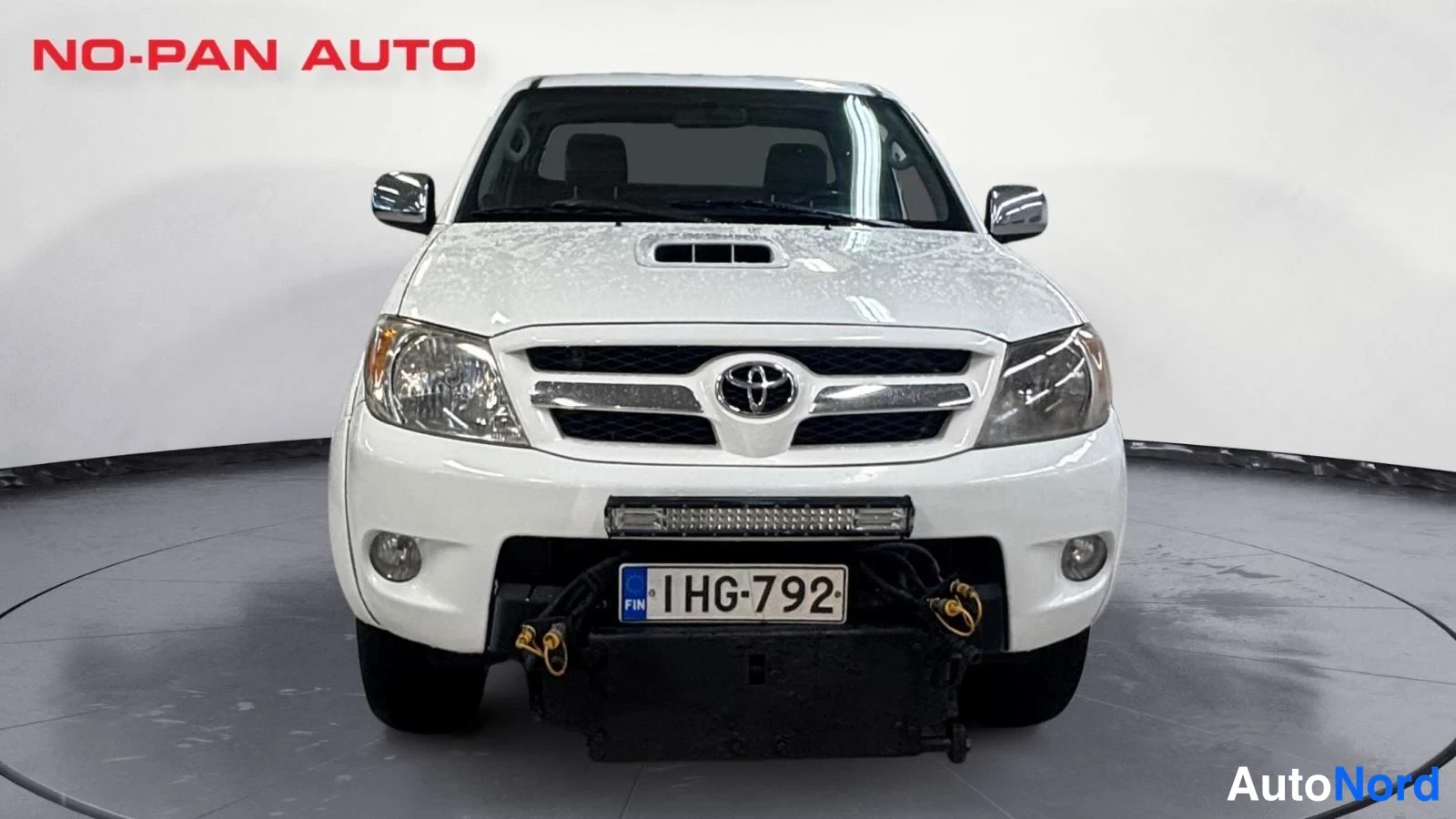 Valkoinen Toyota Hilux 2007, edestä, kuva 4