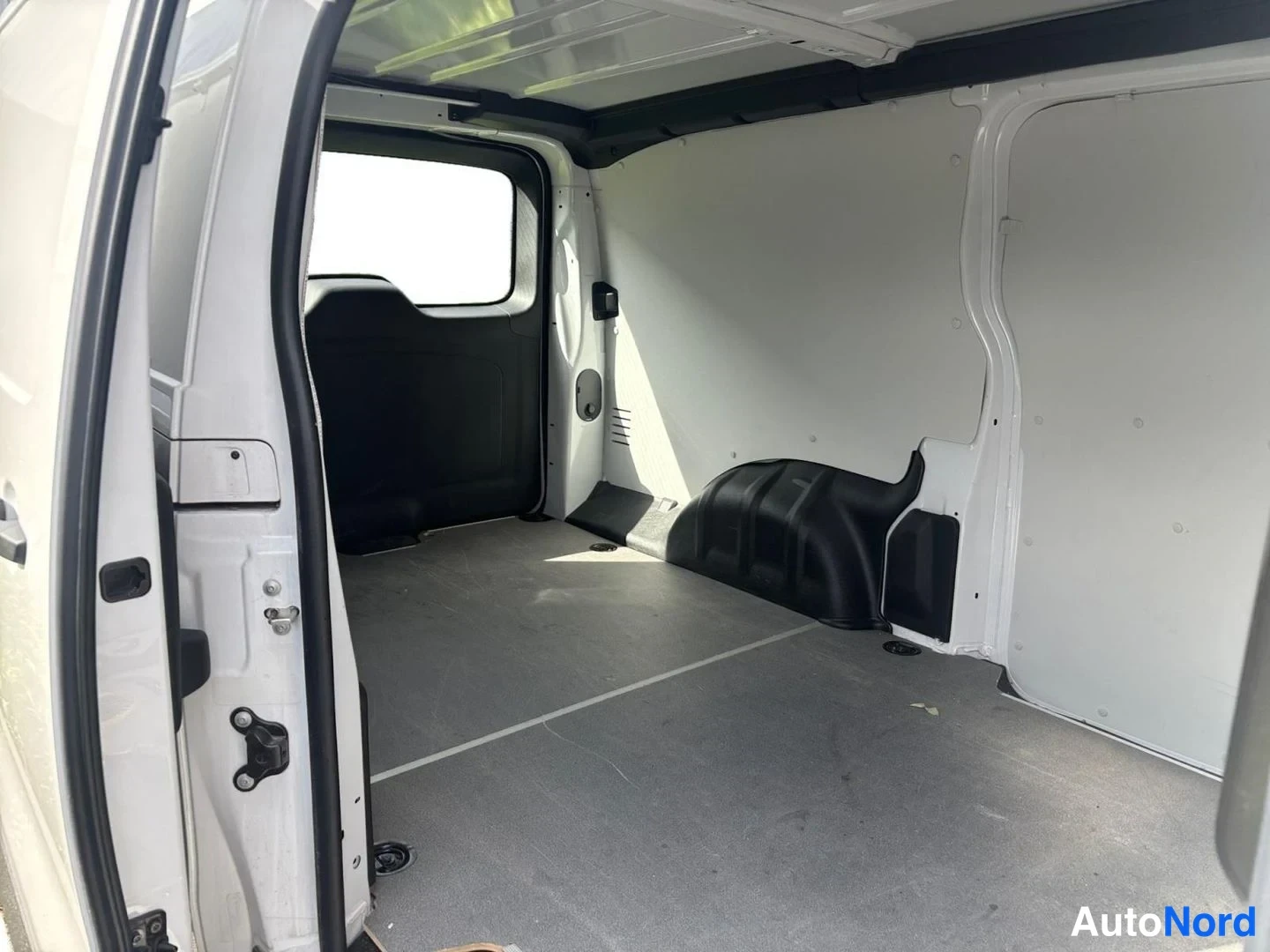 White Toyota Proace 2025, photo 18