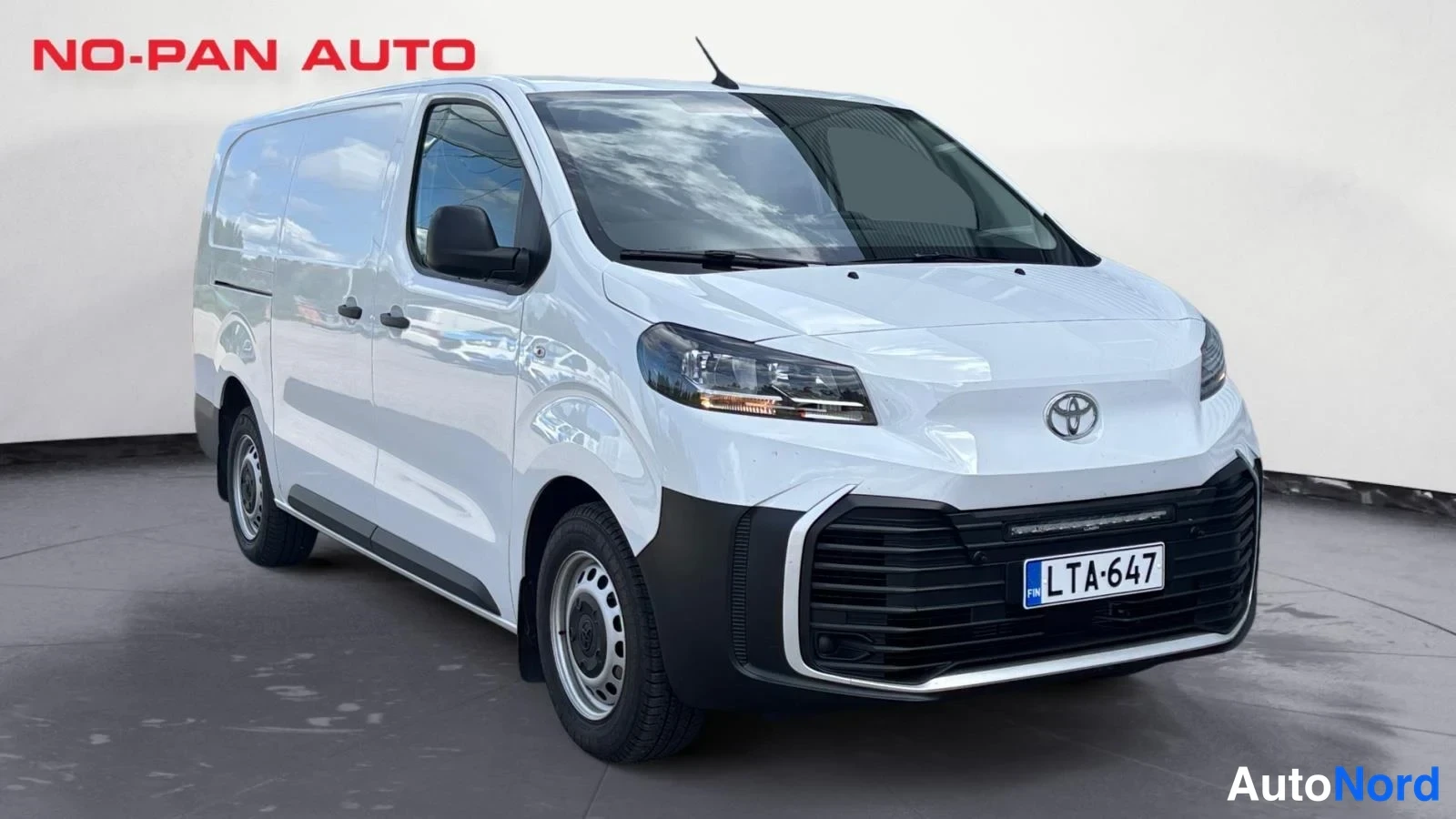 White Toyota Proace 2025, front three-quarter, nose to the right, photo 2