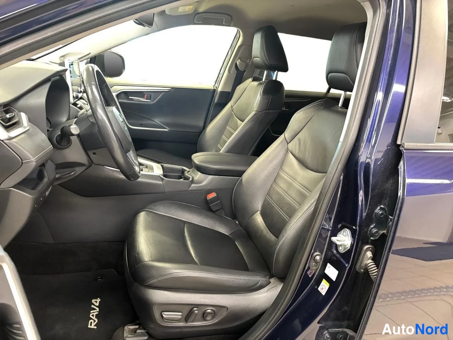 Sininen Toyota RAV4 2019, kuva 8