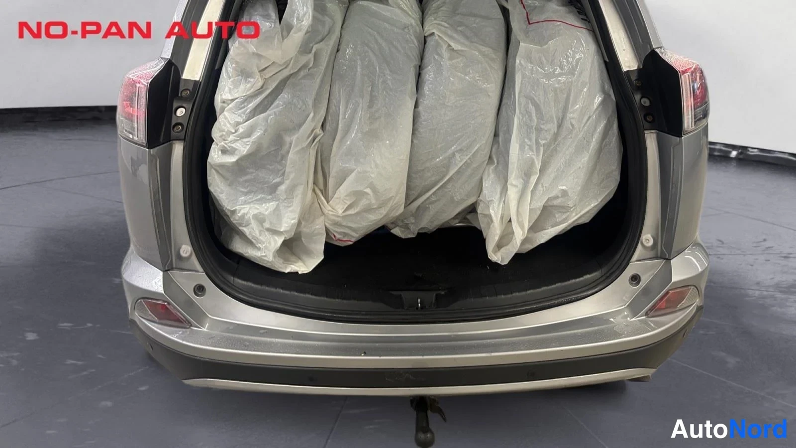 Hopea Toyota RAV4 2018, takaa, kuva 9