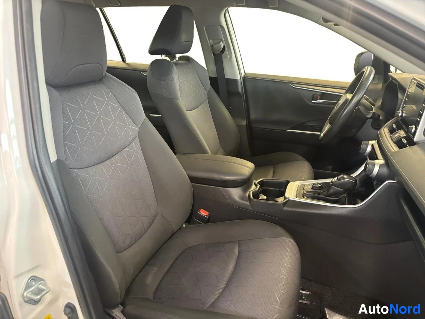 White Toyota RAV4 2020, front seats, photo 9