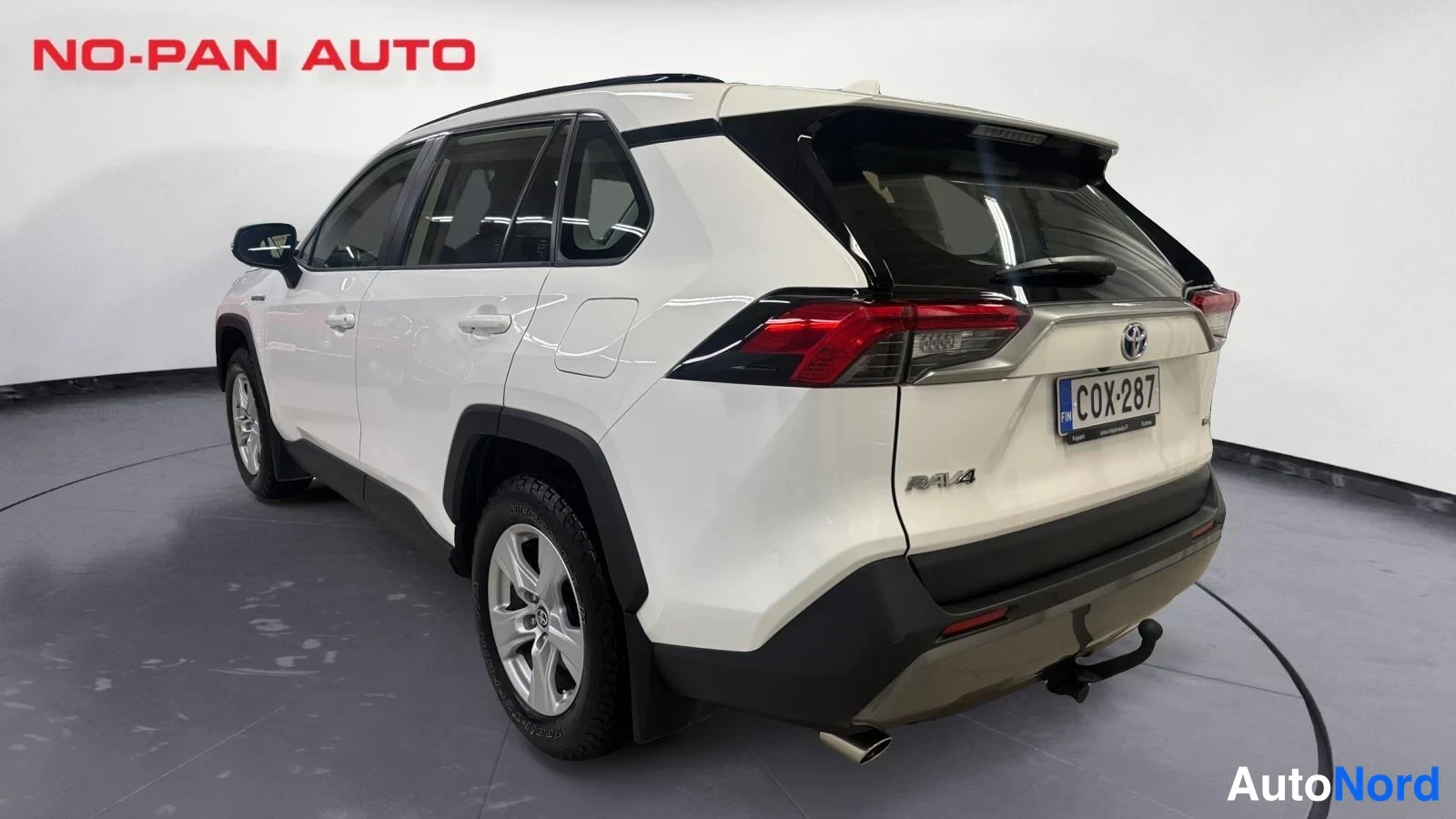 White Toyota RAV4 2020, rear three-quarter, photo 6