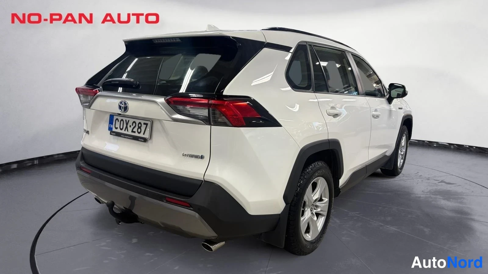 White Toyota RAV4 2020, rear three-quarter, photo 7