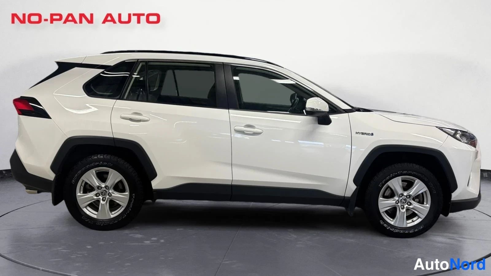White Toyota RAV4 2020, side, photo 4