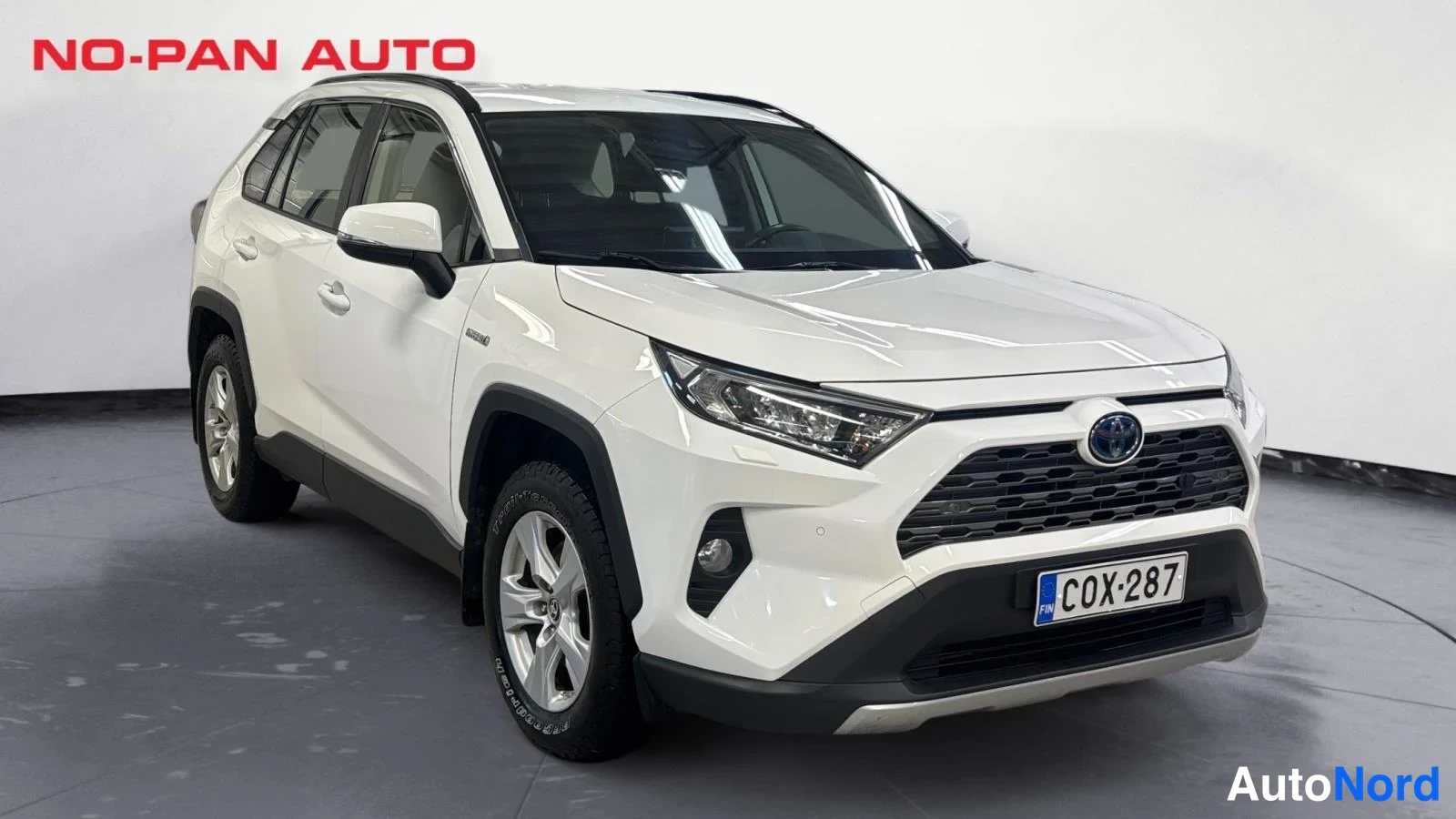 White Toyota RAV4 2020, front three-quarter, nose to the right, photo 2