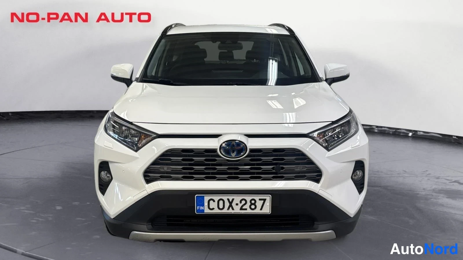 White Toyota RAV4 2020, front, photo 3