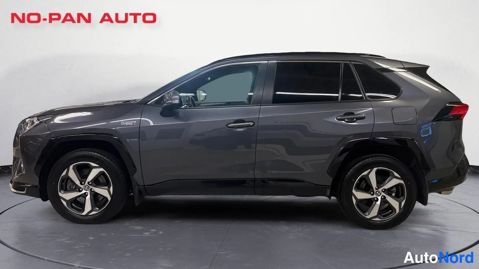 Harmaa Toyota RAV4 2021, sivulta, kuva 3
