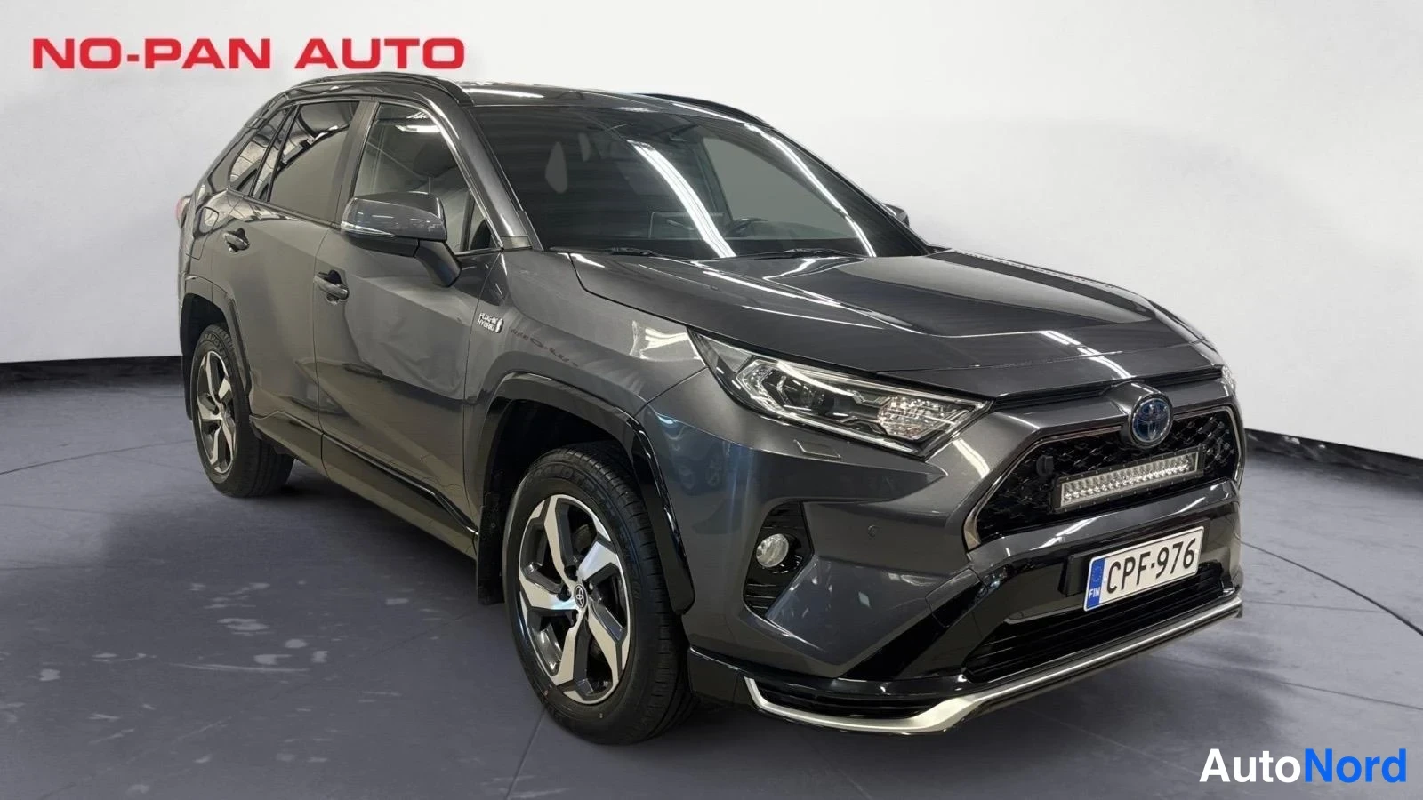 Harmaa Toyota RAV4 2021, etuviisto, keula oikealle, kuva 2