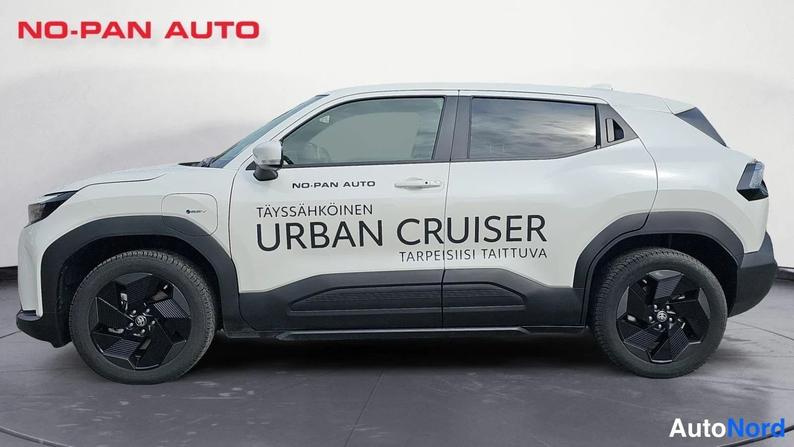 Valkoinen Toyota Urban Cruiser 2026, etuviisto, keula vasemmalle, kuva 2