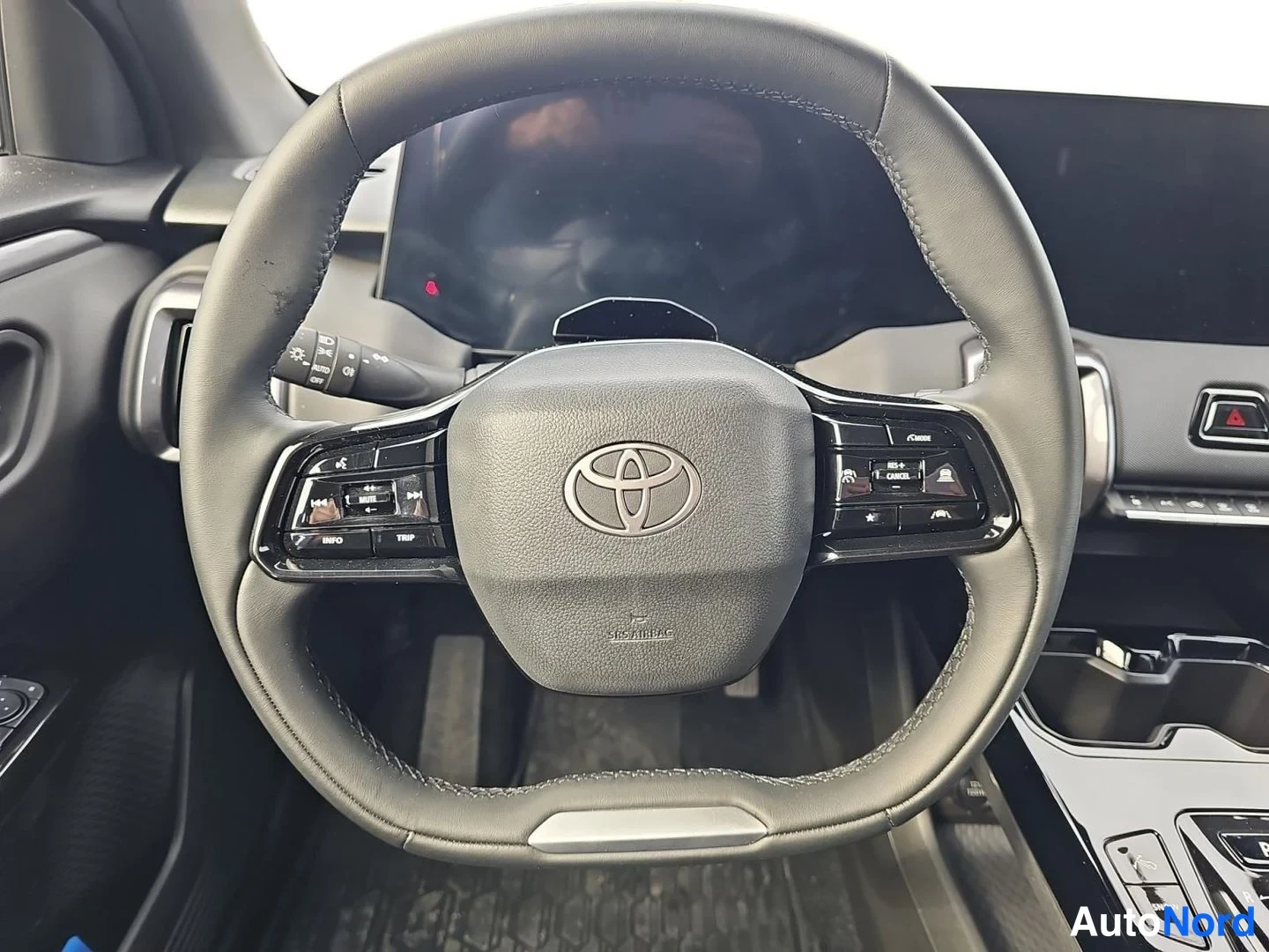 Valkoinen Toyota Urban Cruiser 2026, kuva 13