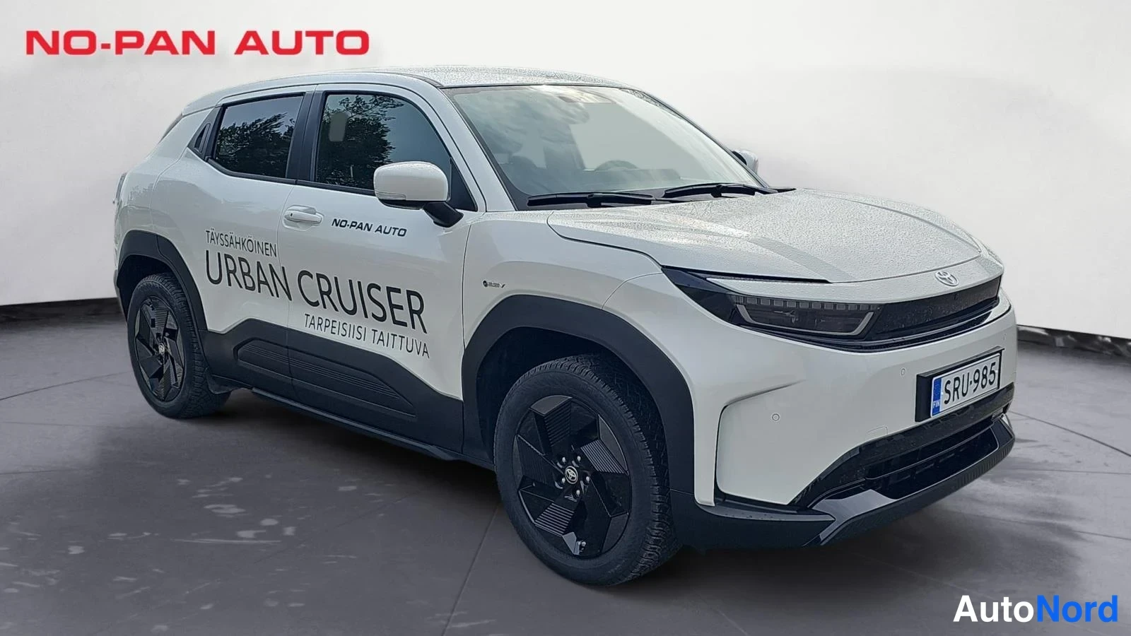 Valkoinen Toyota Urban Cruiser 2026, etuviisto, keula oikealle, kuva 3