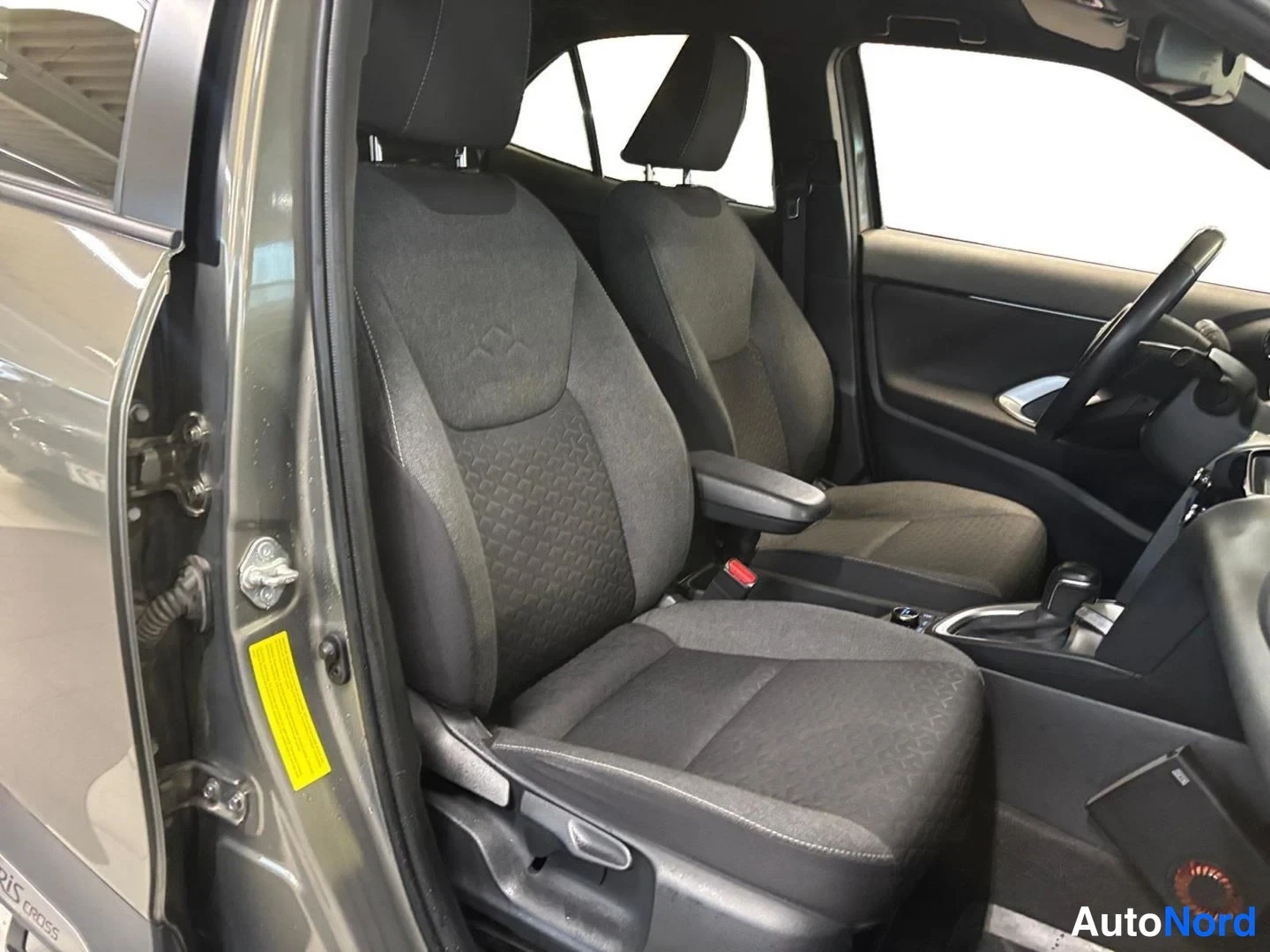 Beige Toyota Yaris Cross 2023, kuva 18