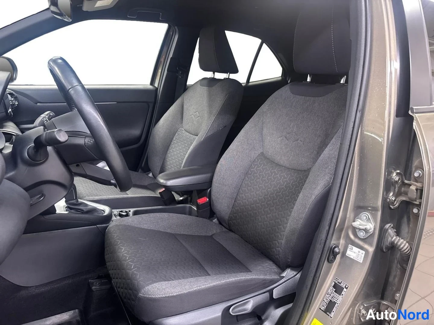 Beige Toyota Yaris Cross 2023, kuva 10