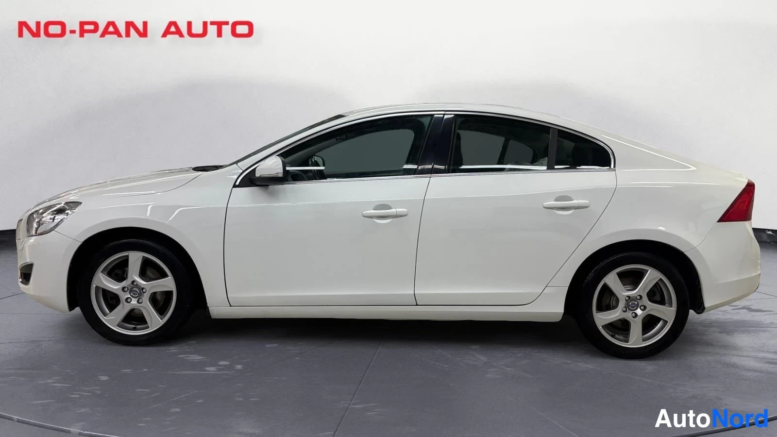 Valkoinen Volvo S60 2013, sivulta, kuva 5