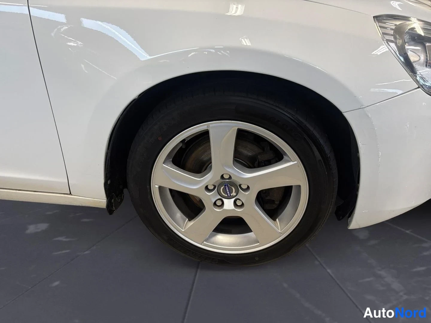 Valkoinen Volvo S60 2013, yksityiskohta, kuva 11