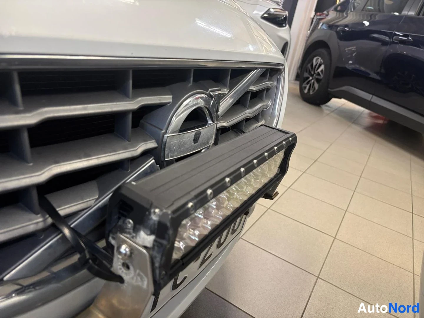 Valkoinen Volvo S60 2013, edestä, kuva 4