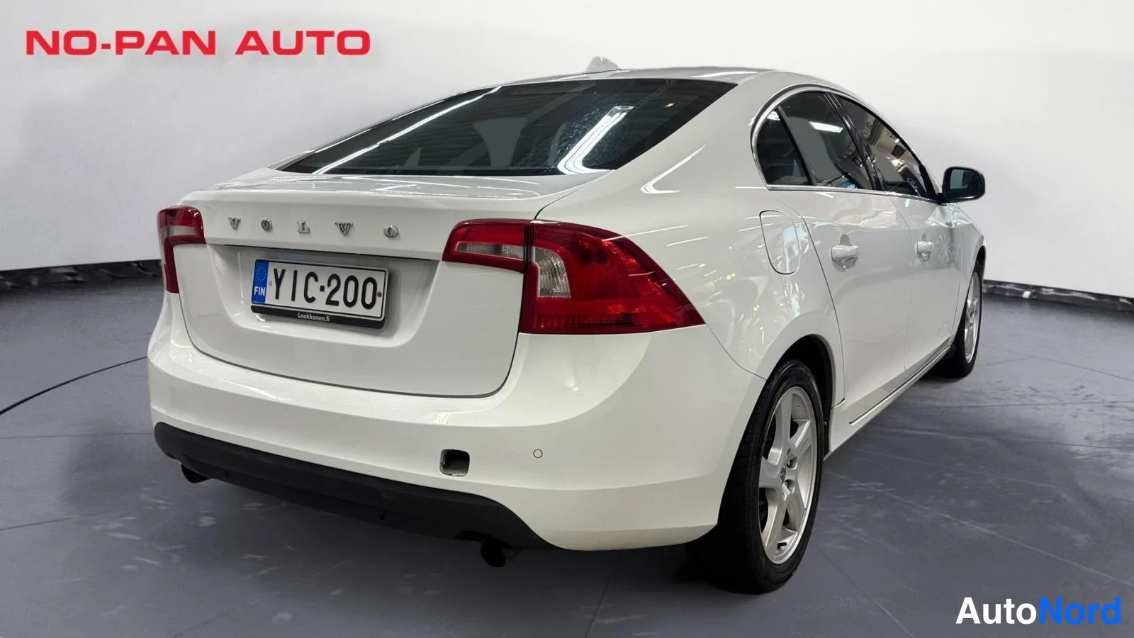 Valkoinen Volvo S60 2013, takaviisto, kuva 9