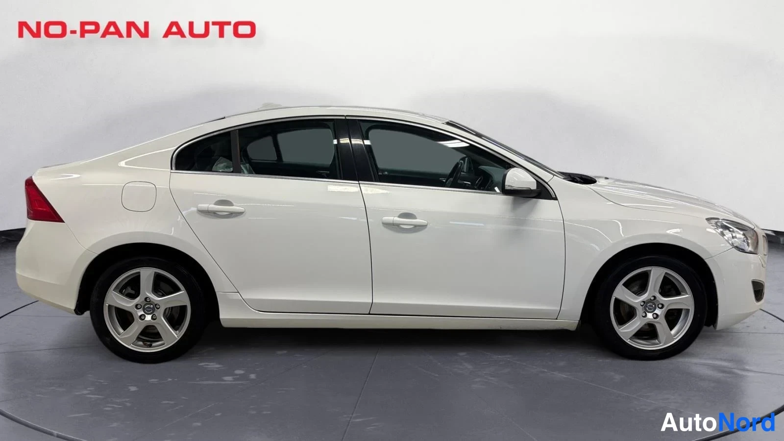 Valkoinen Volvo S60 2013, sivulta, kuva 6