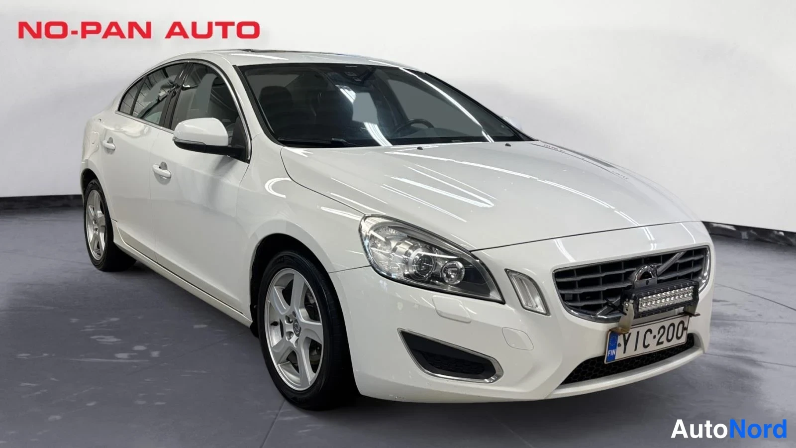 Valkoinen Volvo S60 2013, etuviisto, keula oikealle, kuva 2
