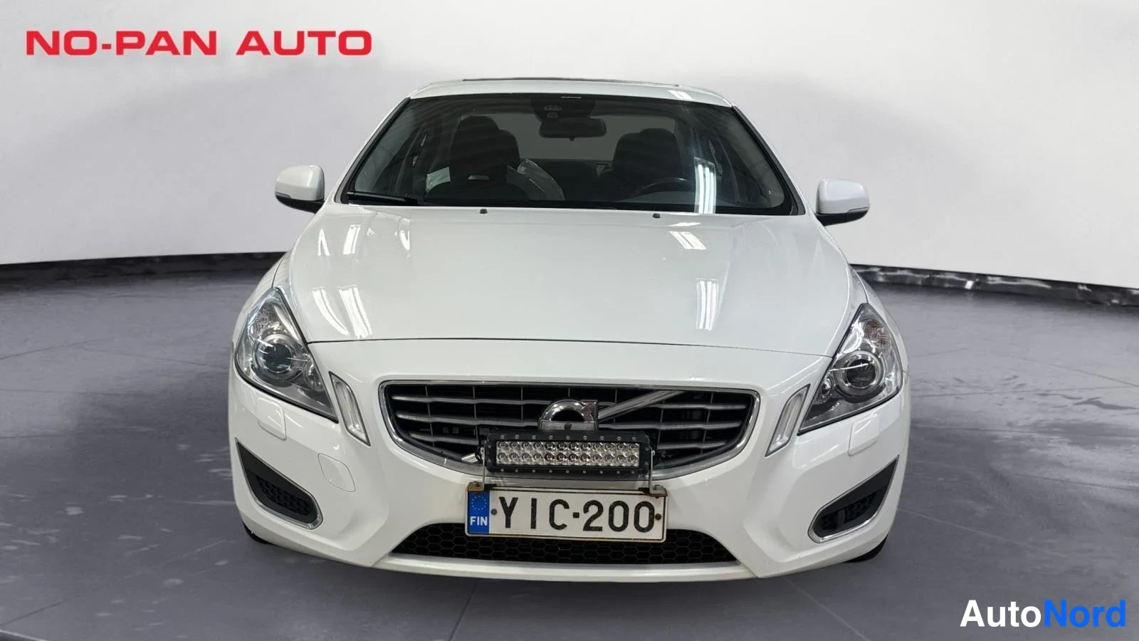 Valkoinen Volvo S60 2013, edestä, kuva 3