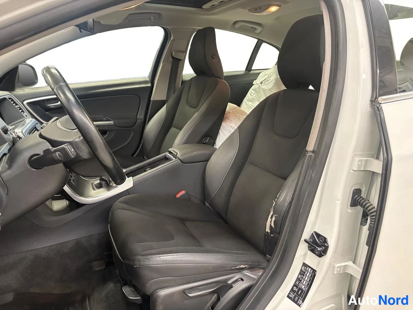 Valkoinen Volvo S60 2013, kuva 18