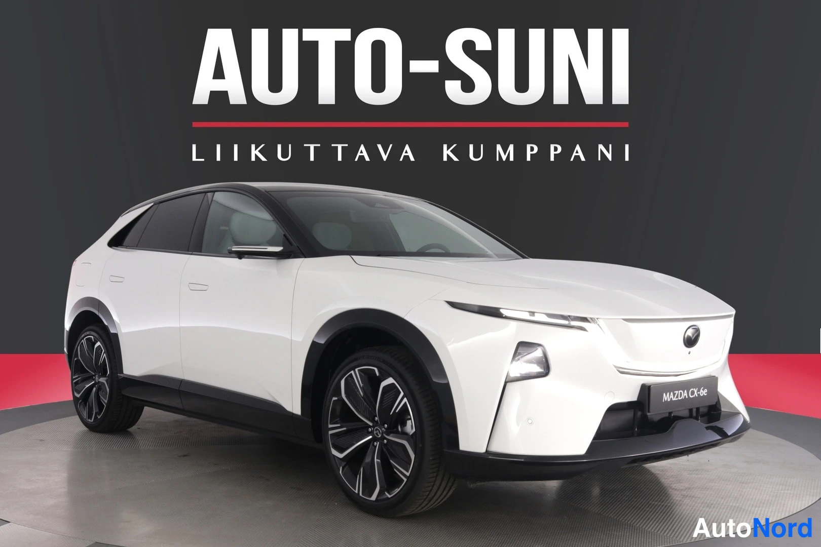 Musta Mazda CX-6e 2026, etuviisto, keula oikealle, kuva 2