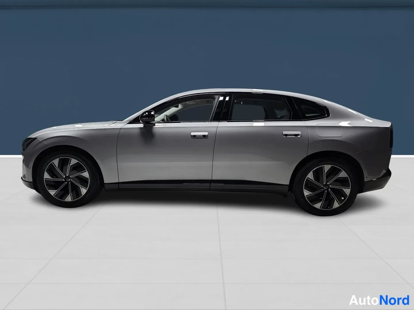 Harmaa Volvo ES90 2026, sivulta, kuva 4