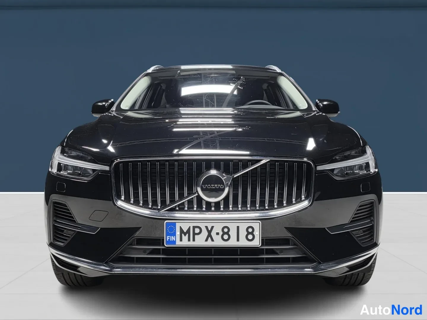 Musta Volvo XC60 2025, edestä, kuva 4