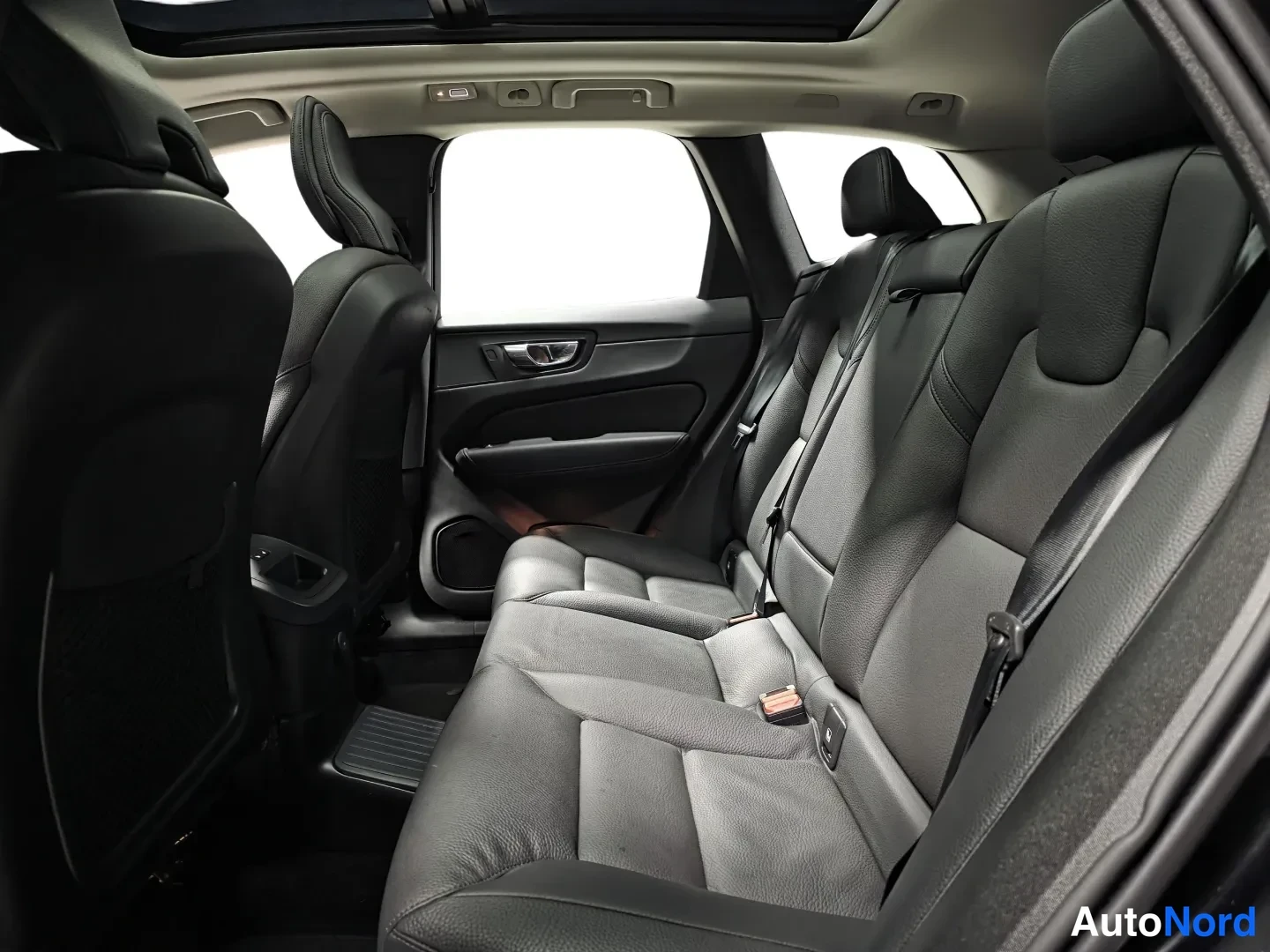 Musta Volvo XC60 2025, kuva 15