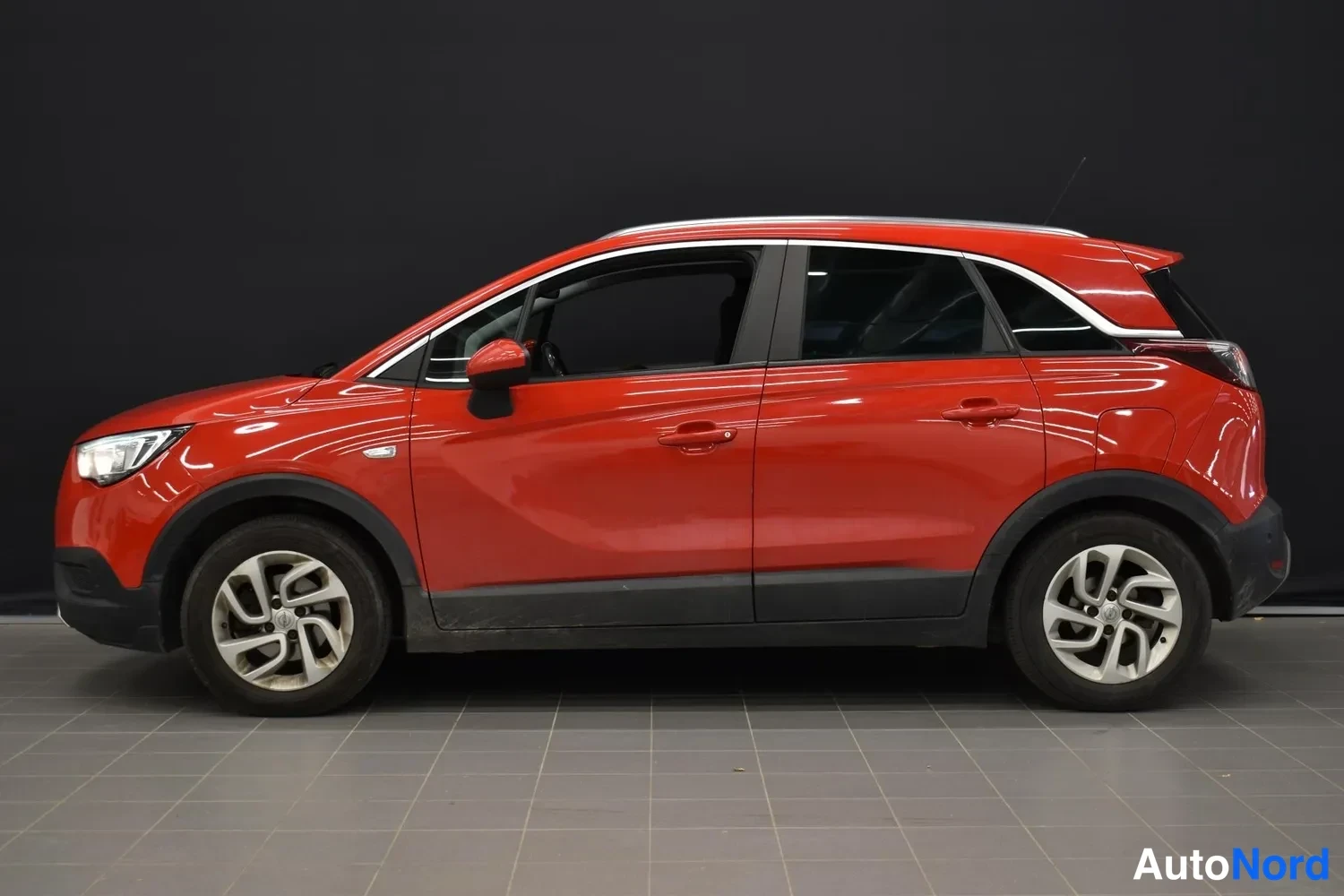 Punainen Opel Crossland X 2019, sivulta, kuva 2