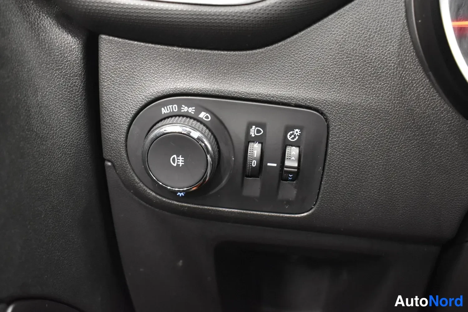 Punainen Opel Crossland X 2019, kuva 11
