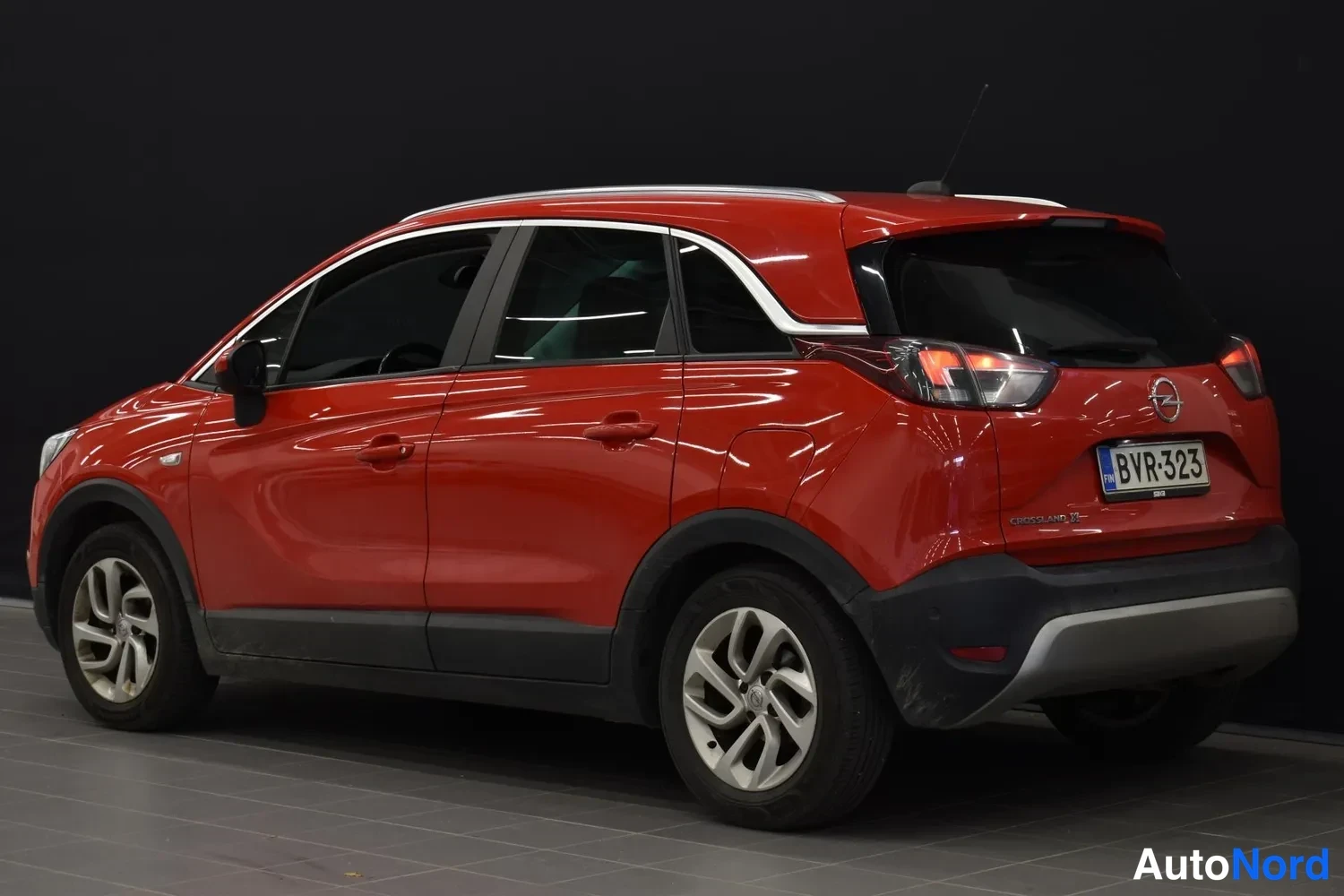 Punainen Opel Crossland X 2019, takaviisto, kuva 3