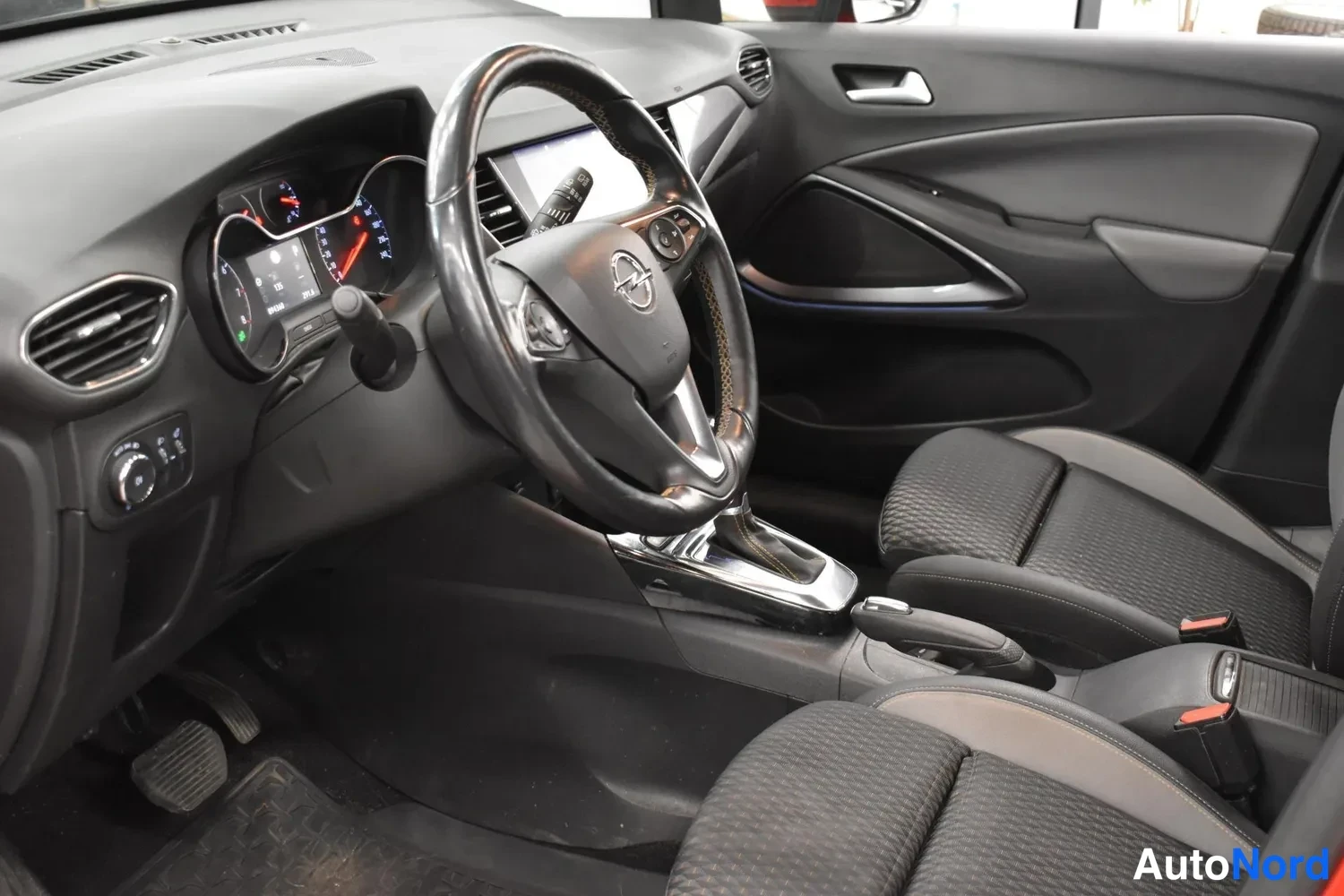 Punainen Opel Crossland X 2019, kuva 6