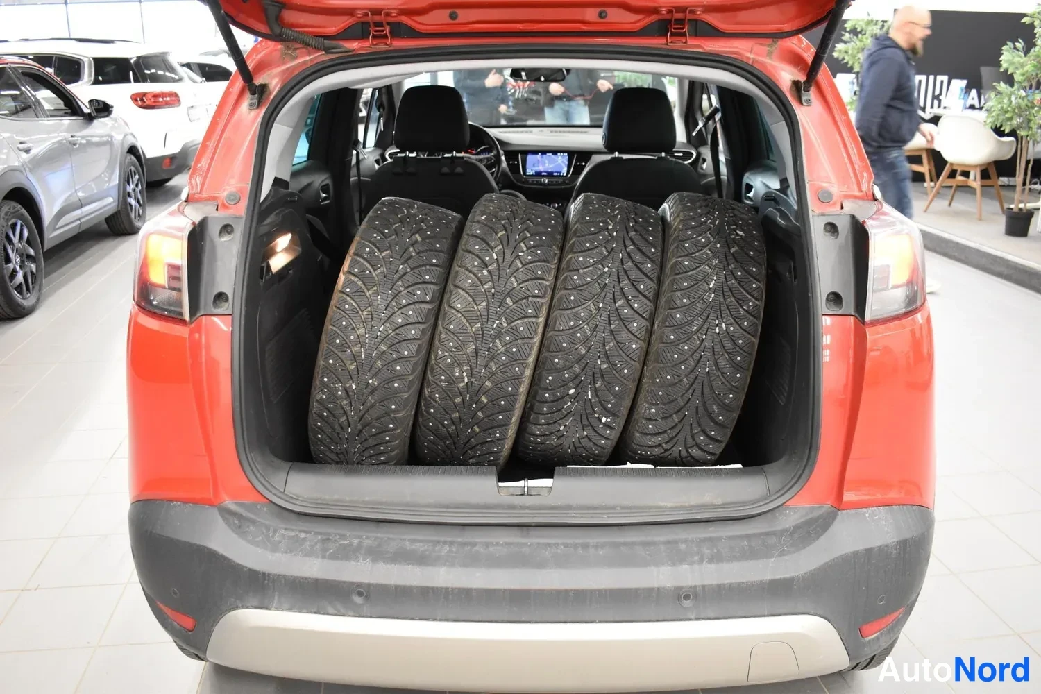 Punainen Opel Crossland X 2019, takaa, kuva 4