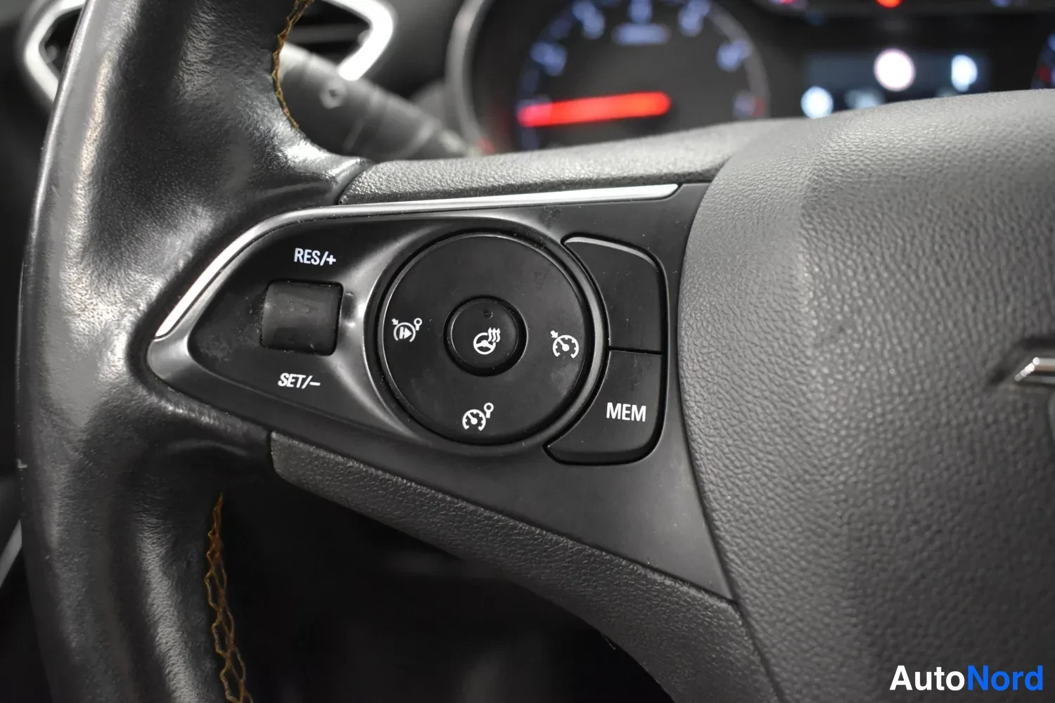 Punainen Opel Crossland X 2019, kuva 9