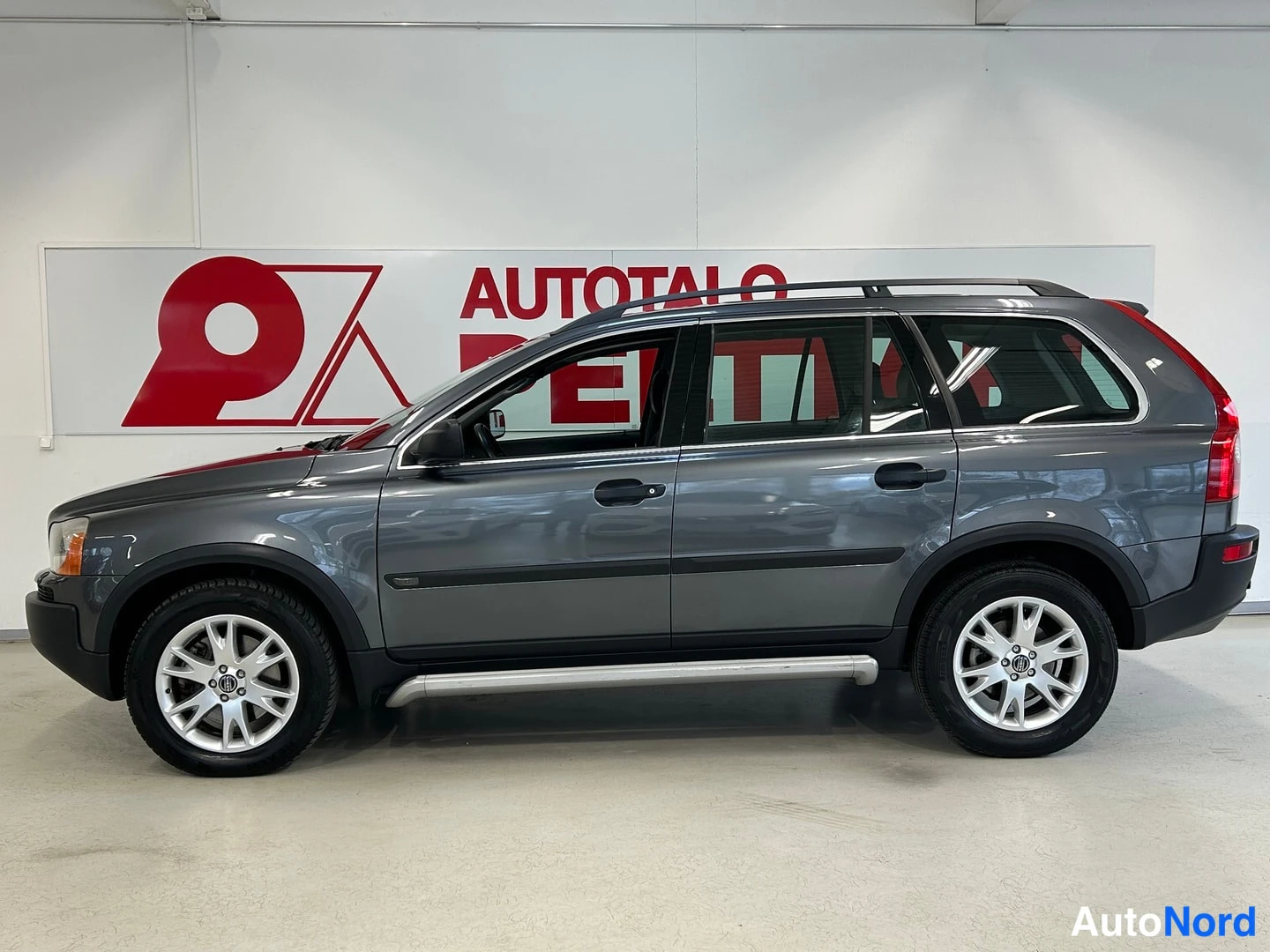 Harmaa Volvo XC90 2006, sivulta, kuva 4