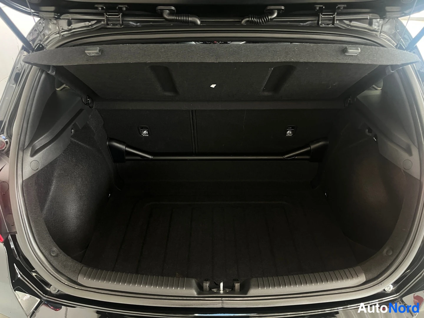 Musta Hyundai I30 N 2022, tavaratila, kuva 16
