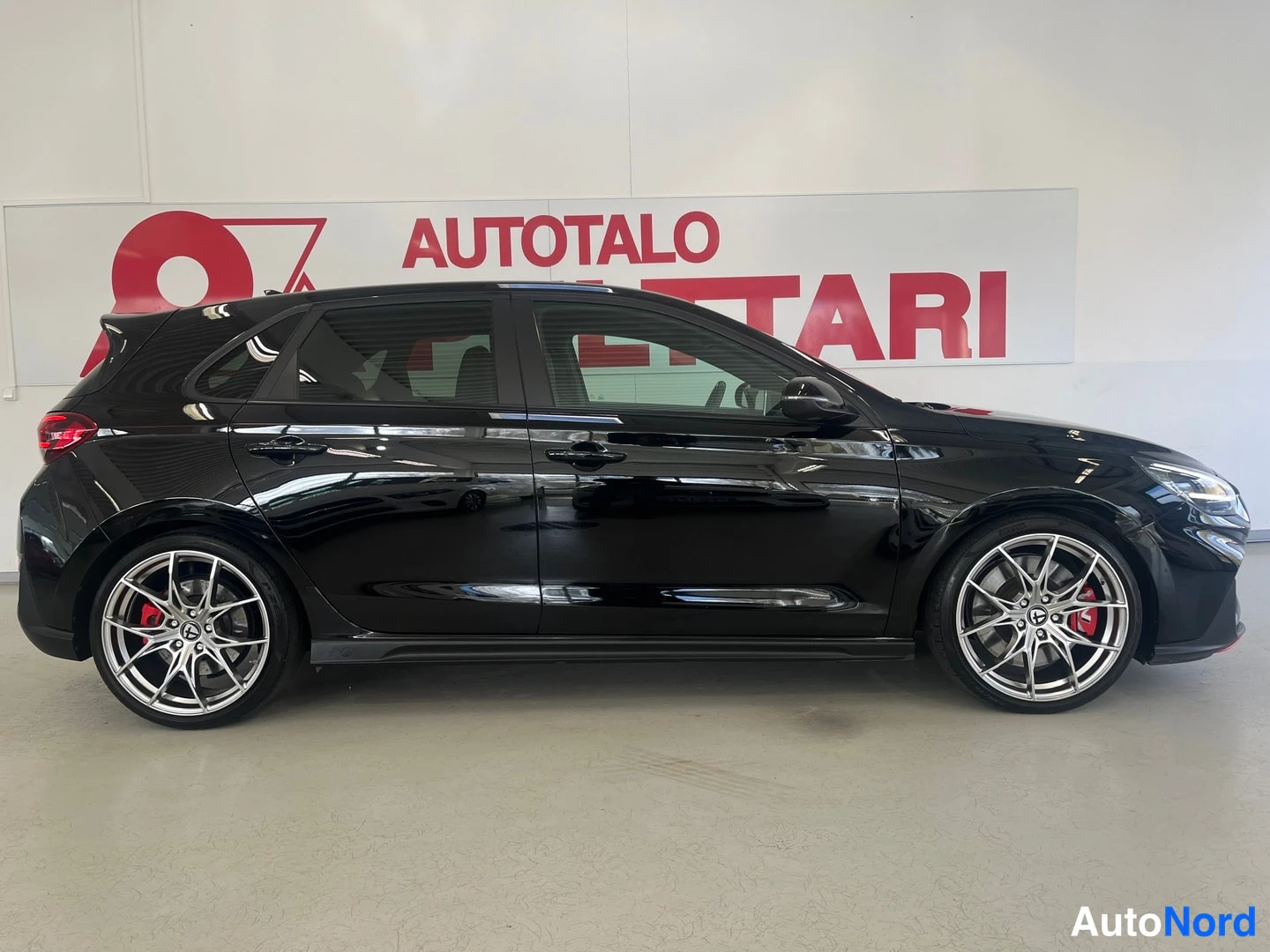 Musta Hyundai I30 N 2022, etuviisto, keula oikealle, kuva 2
