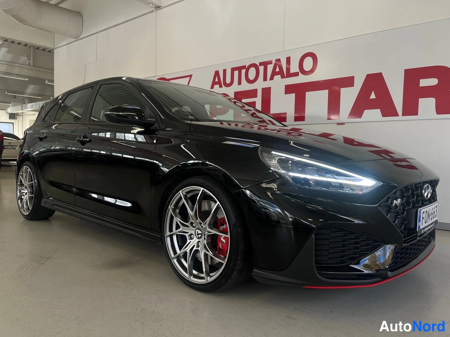 Musta Hyundai I30 N 2022, etuviisto, keula oikealle, kuva 4